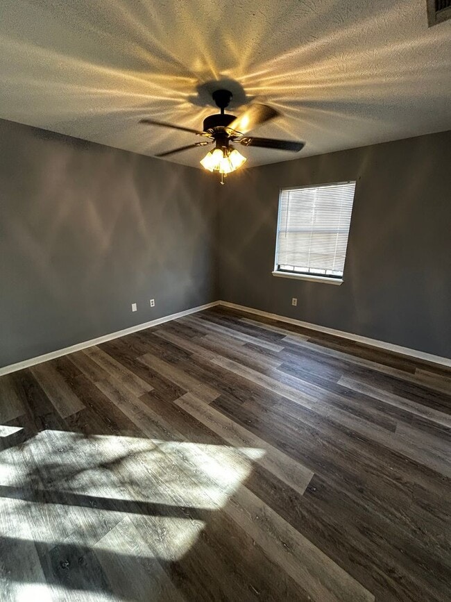 Building Photo - 1007 11th Ct