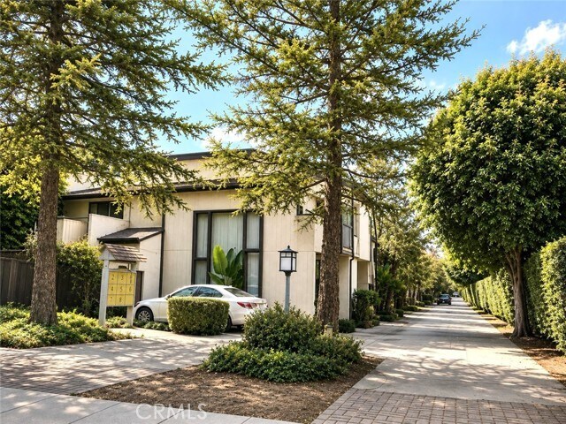 Building Photo - 1002 W Huntington Dr