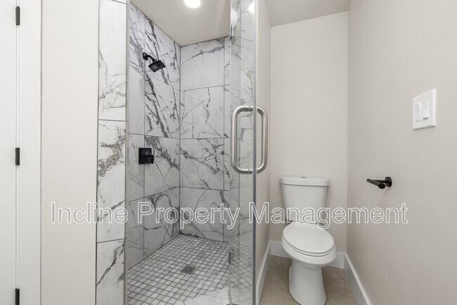 Building Photo - 450 Scenic Dr