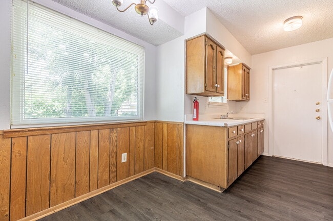 Building Photo - 4910 Tennyson Dr
