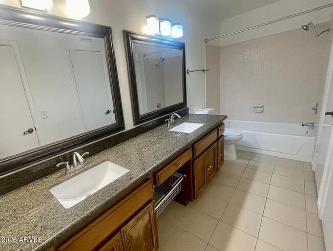 Building Photo - 861 E Lola Dr