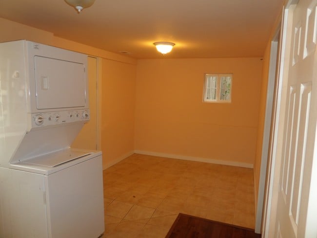 Building Photo - Super Cute & Renovated 3-Bedroom Cottage i...