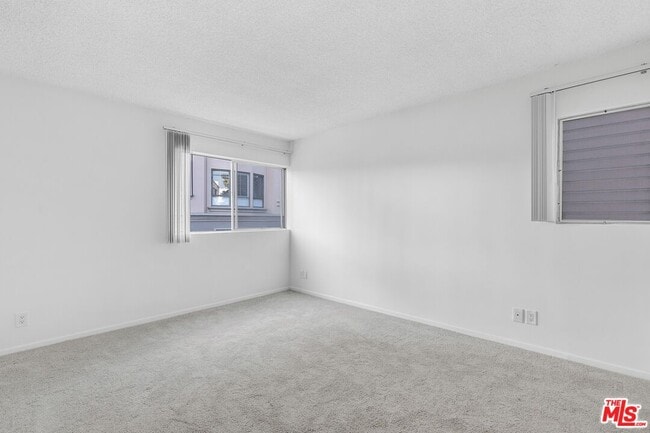 Building Photo - 825 S Gretna Green Way