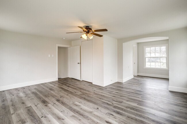 Building Photo - Fully Remodeled 3 Bed, 2 Bath Home in River Oaks w/ Basement- 76114