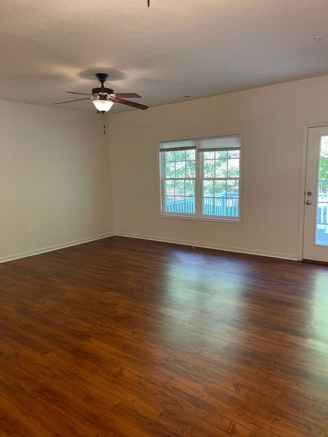 Building Photo - Two Master Suite Apartment Townhouse