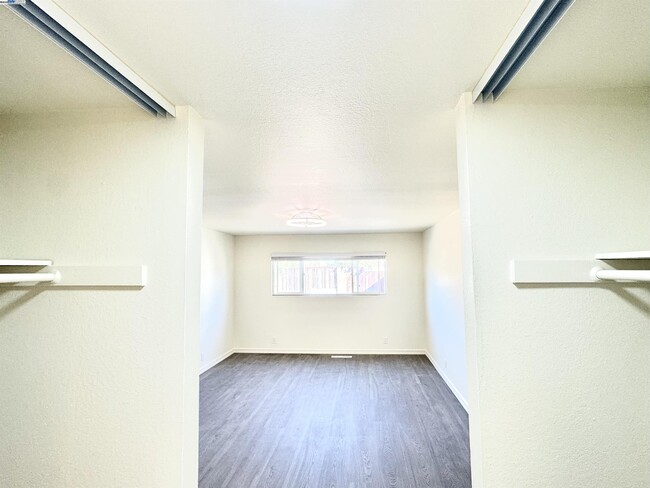 Building Photo - 15560 Calgary St