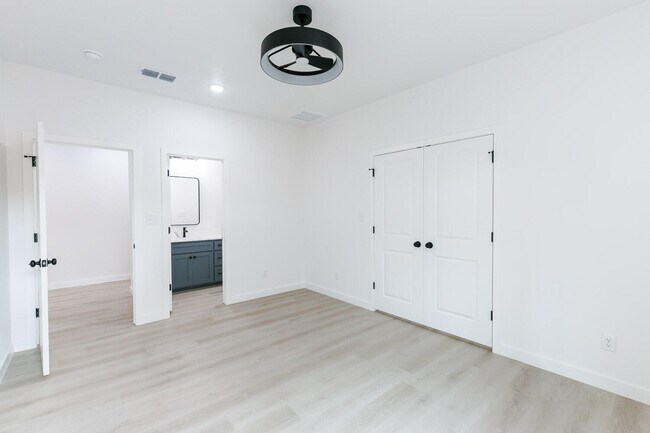 Building Photo - 1704 Elkhart Ave