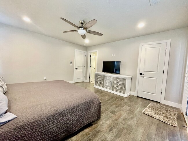 Building Photo - Fully Furnished 3-BR Townhome in Desert Color