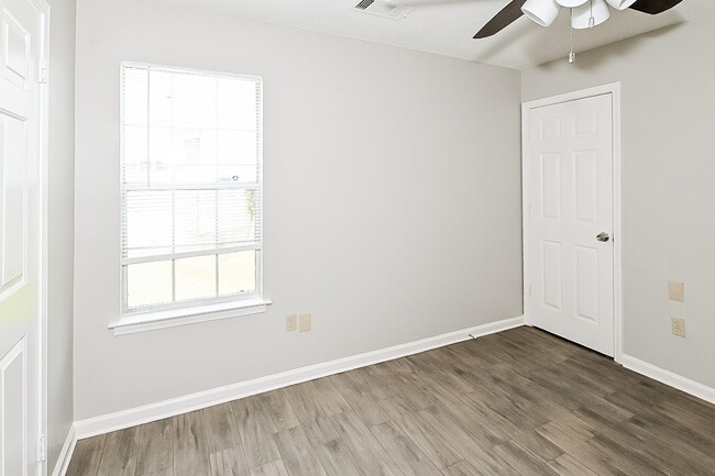 Building Photo - 6464 Elmwood Cove