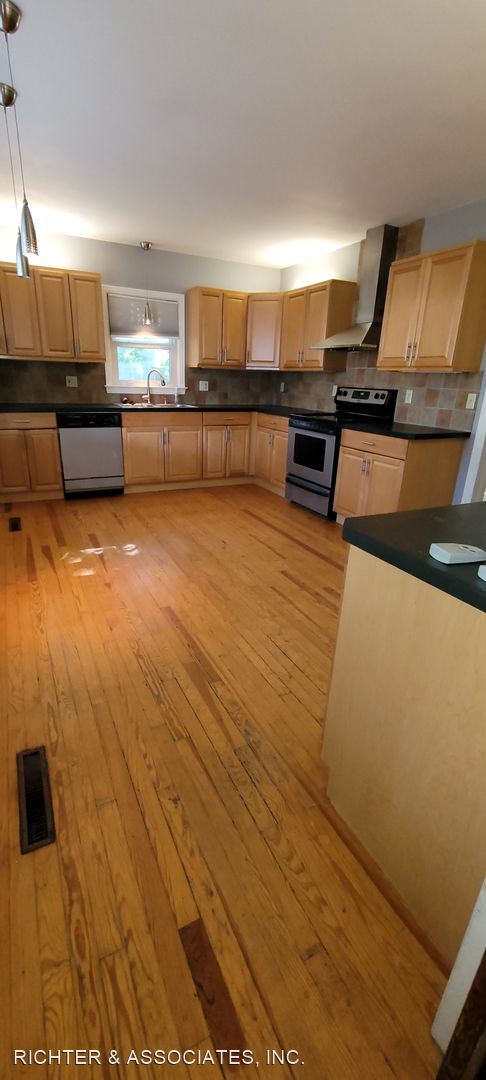 Building Photo - 3 br, 2 bath House - 137 S TOMPKINS