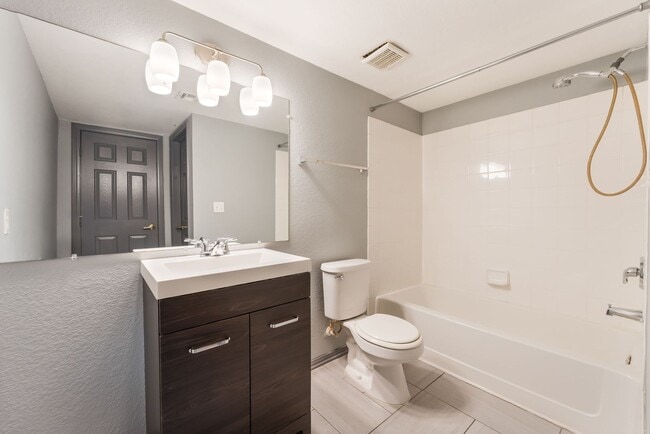 Building Photo - Beautifully Remodeled 2 bedroom Condo!
