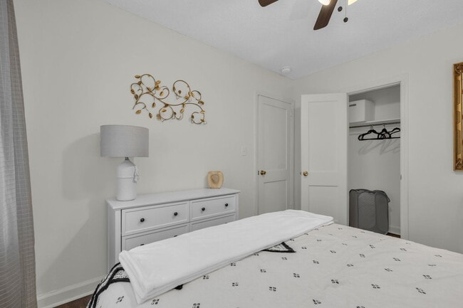 Building Photo - 306-306 Glenwood Cir