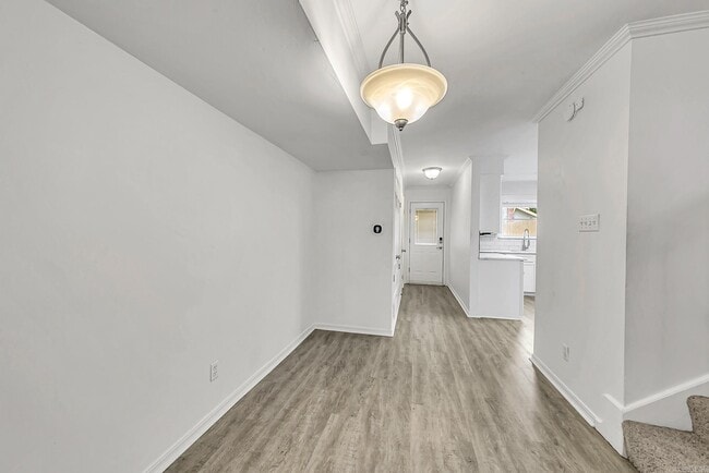 Building Photo - 403 W 4th St