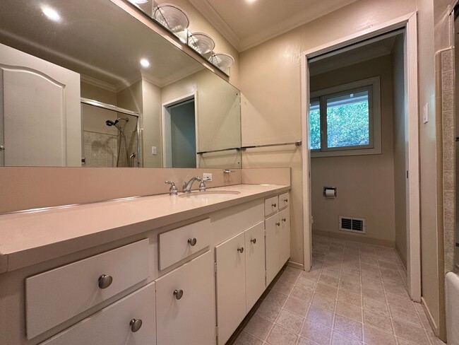 Building Photo - Fabulous LAH home, close town location, sp...
