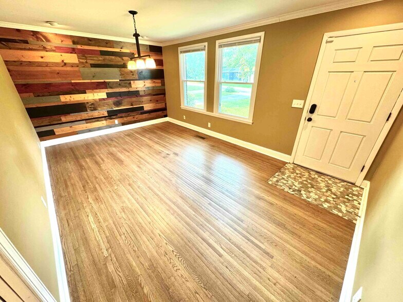 Dining/Main Front Room - 5011 Suter Dr