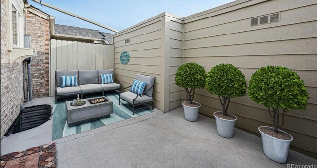 Building Photo - 7542 S Cove Cir