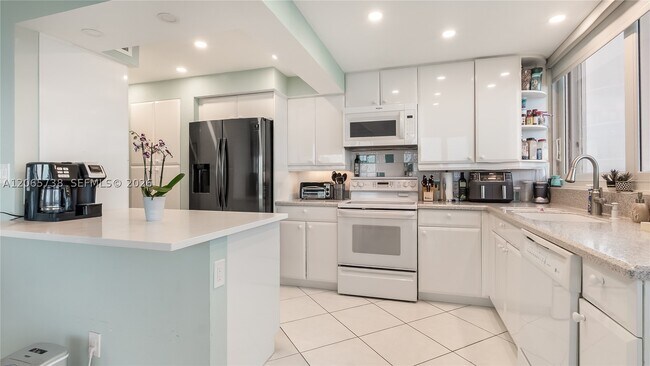 Building Photo - 1370 S Ocean Blvd