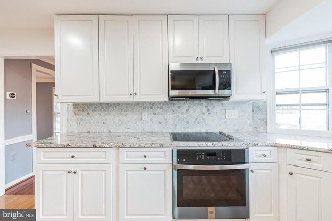 Building Photo - 14524 Pebblewood Dr
