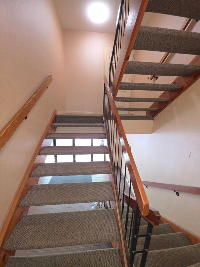 Building Photo - Rare opportunity! Furnished 2nd fl condominium boasting 2 large bedrooms, 2 full bathrooms, forma...