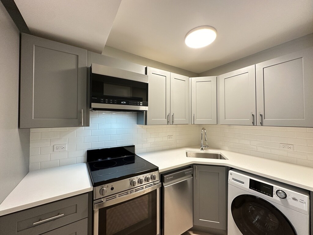 Building Photo - 1220 N La Salle Dr