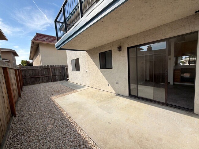 Building Photo - 332 E Romie Ln