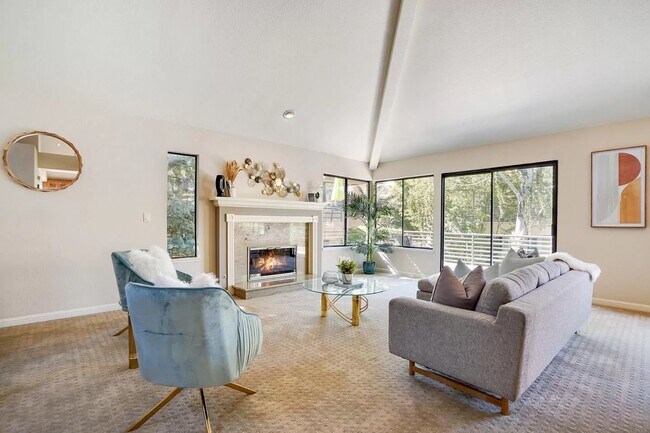 Building Photo - 3056 Lakemont Dr