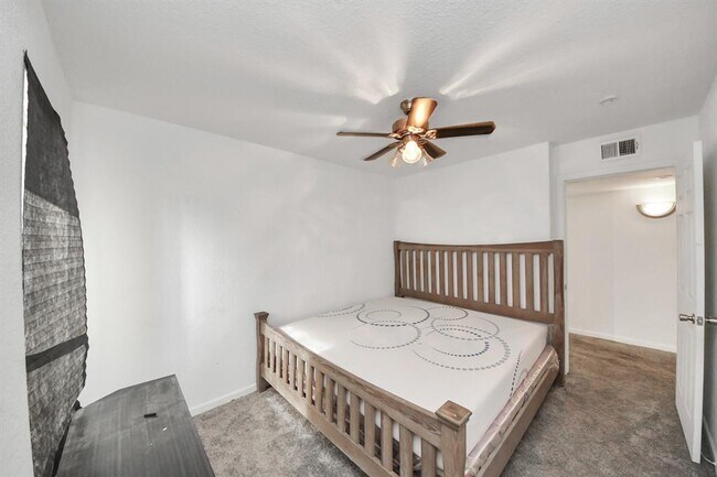 Building Photo - 8100 Creekbend Dr