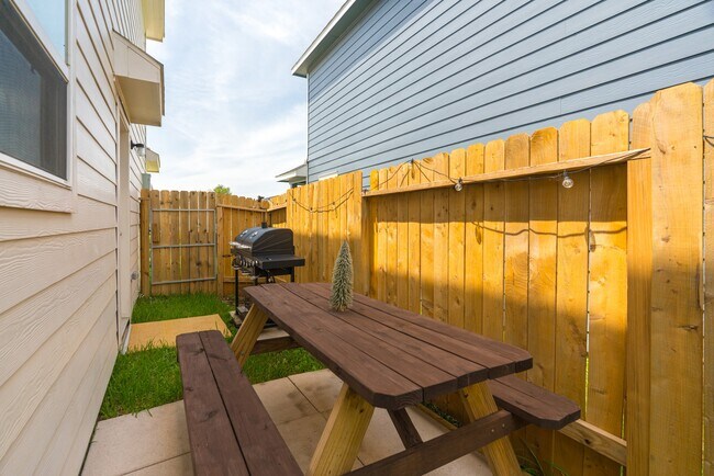 Building Photo - 16755 N Marie Vlg Dr