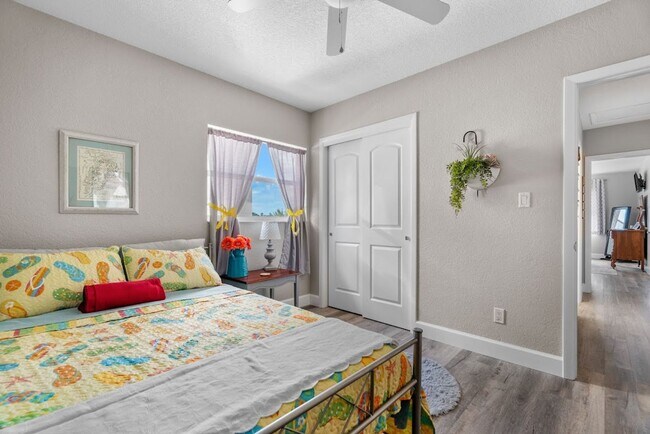 Building Photo - Waterfront Views! Fully updated 2/2 condo