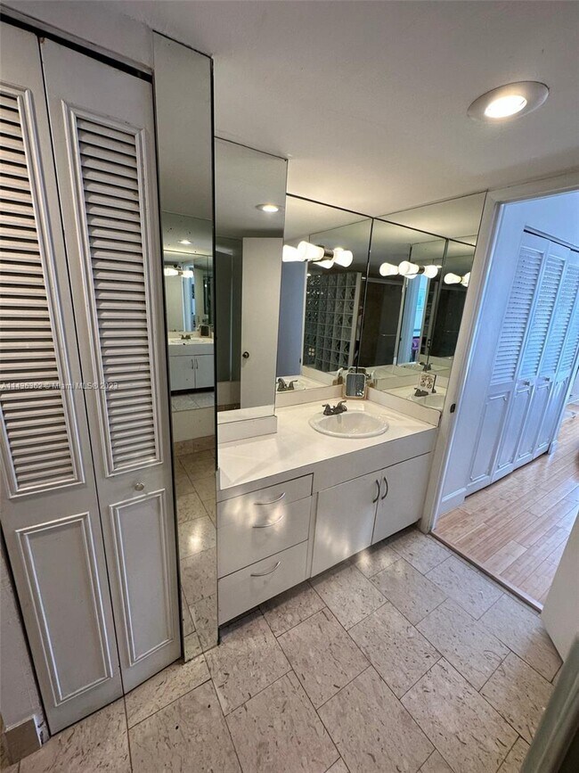 Building Photo - 1440 Brickell Bay Dr