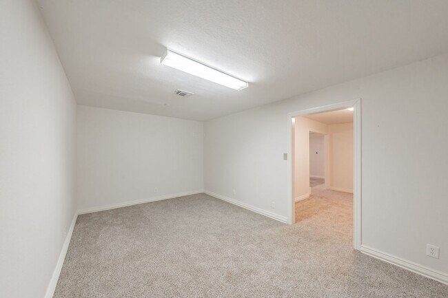 Building Photo - Spacious 5 Bedroom Home with Walk-Out Base...
