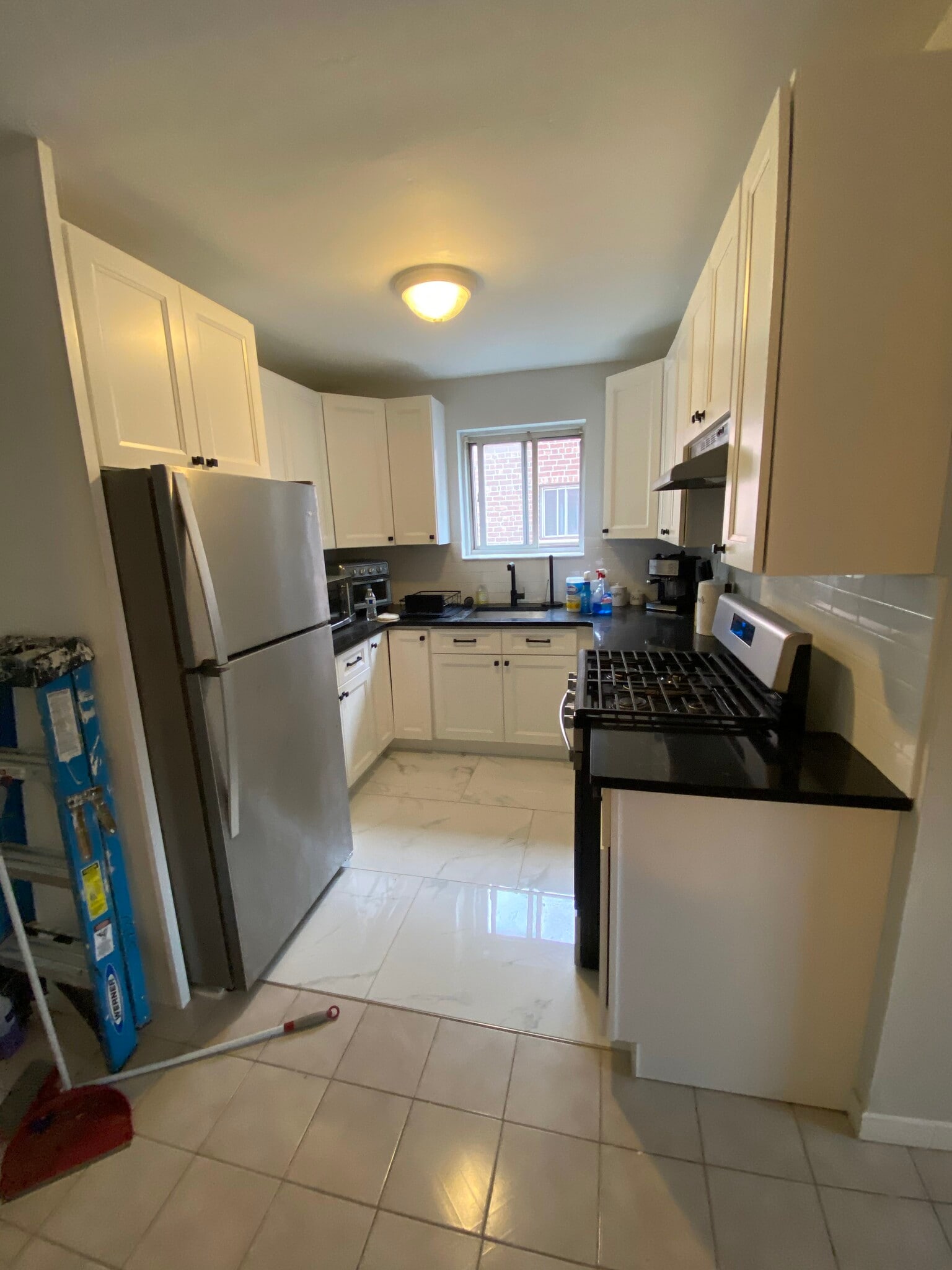 Building Photo - 815 Throggs Neck Expy