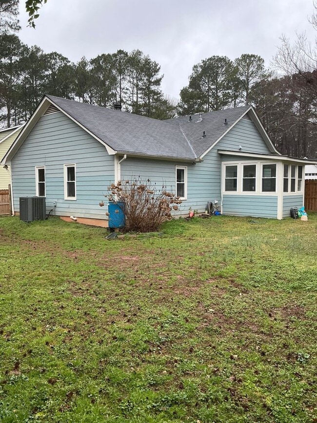 Building Photo - 2/2