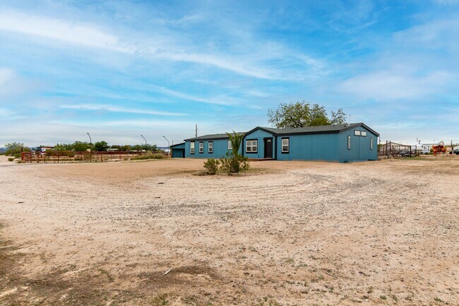 Building Photo - 1.25 Acre 5 Bedroom 3 Bathroom Horse Property in Florence!