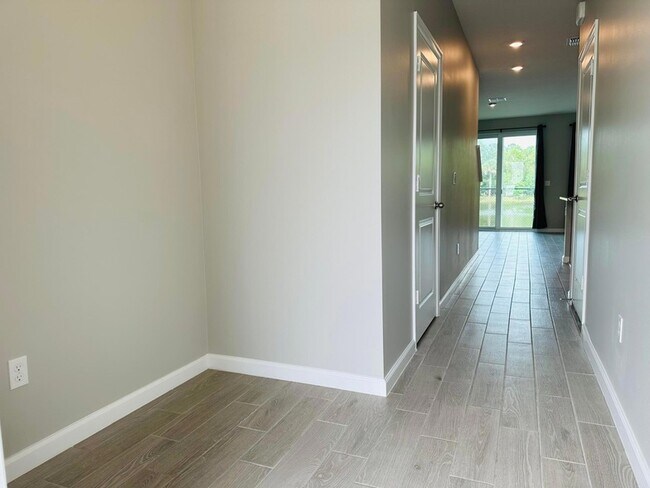 Building Photo - 3949 SE Mentmore Ln