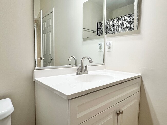 Building Photo - POTOMAC CLUB - TOWNHOUSE CONDO