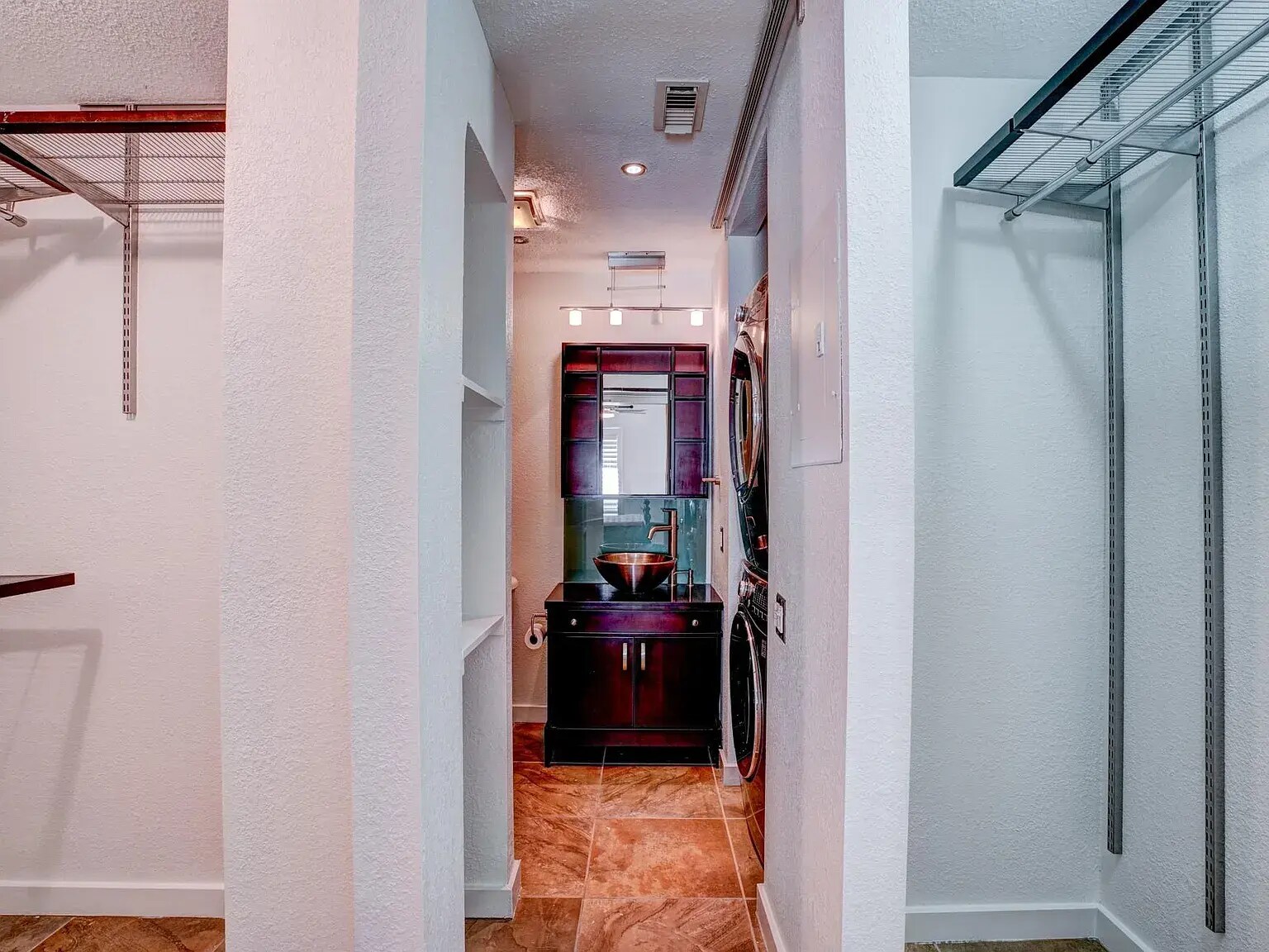 Closet/bathroom 1 - 1860 White Oak Dr