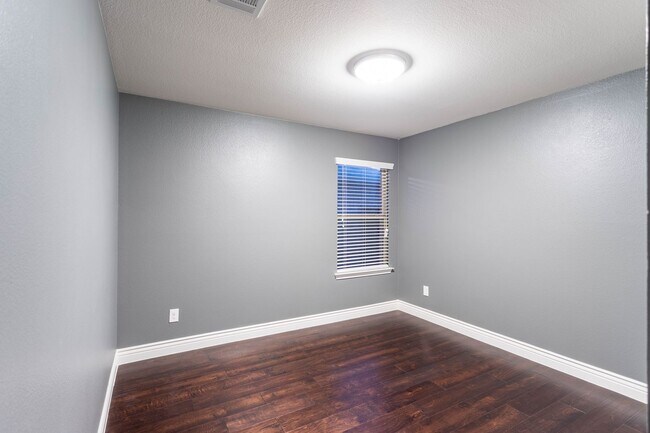 Building Photo - Located in the Trails at Riverstone community, this inviting 5-bedroom, 2-bathroom home offers a ...