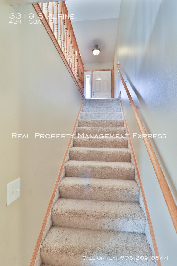 Building Photo - Perfect 4 bedroom 3 bathroom home 2200 sq ft!