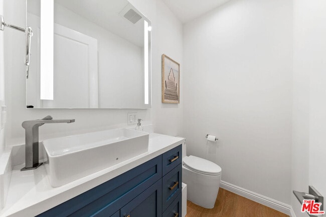 Building Photo - 530 S Bentley Ave