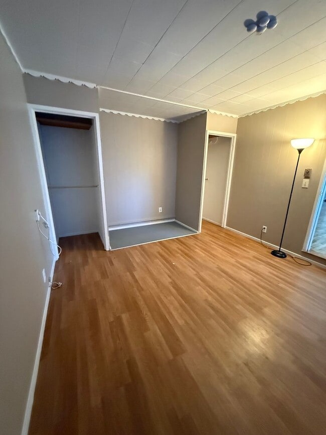 Building Photo - Spacious Ranch Rambler with 2 car garage