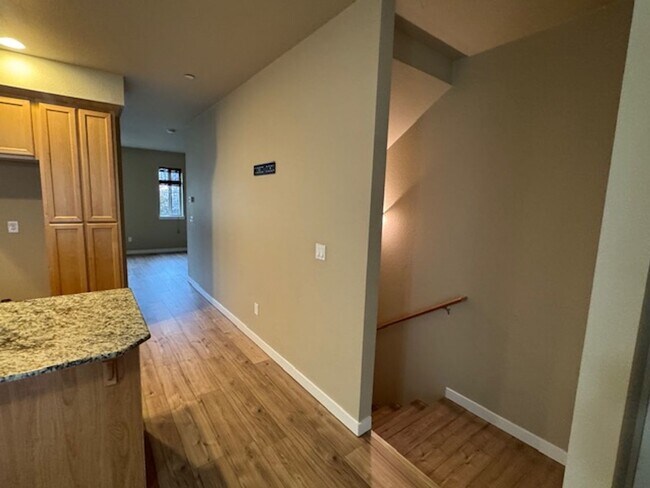 Building Photo - TOWNHOME/ 3 LEVELS W/ FENCED YARD AND GARA...