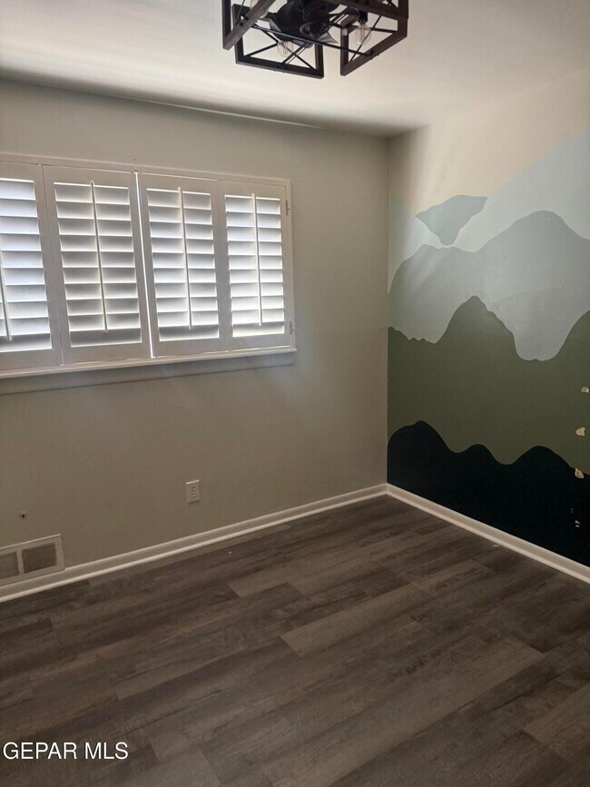 Building Photo - 3437 Kirkwall St