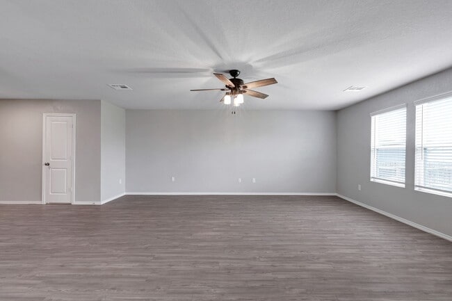 Building Photo - ***MOVE-IN SPECIAL: THREE WEEKS FREE***Mod...