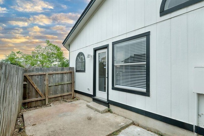 Building Photo - 1301 Black Cherry Dr