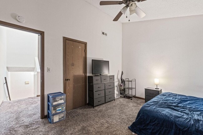 Building Photo - 3 Bed 2 bath Townhome
