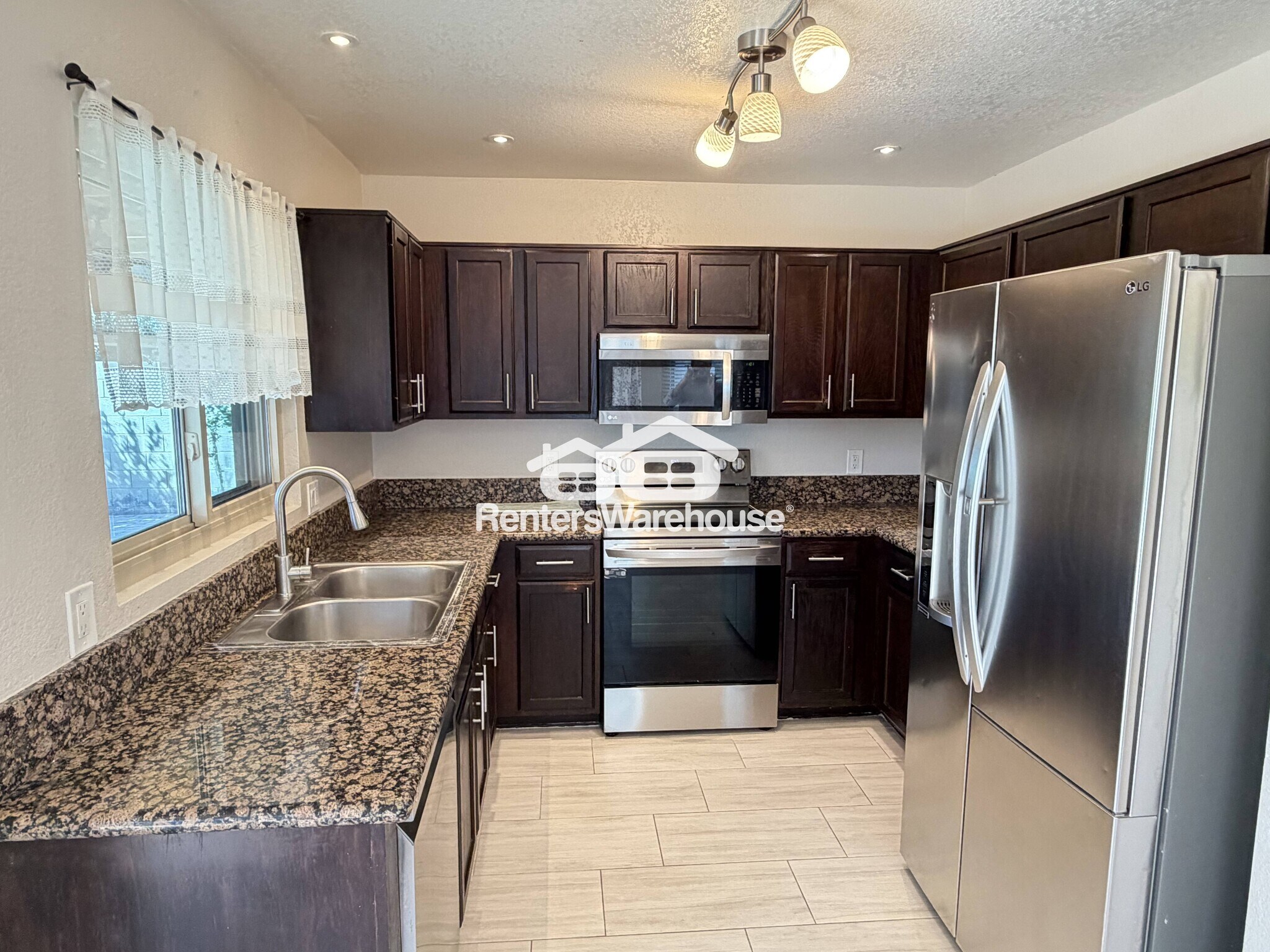 Building Photo - 2023 E Paradise Ln