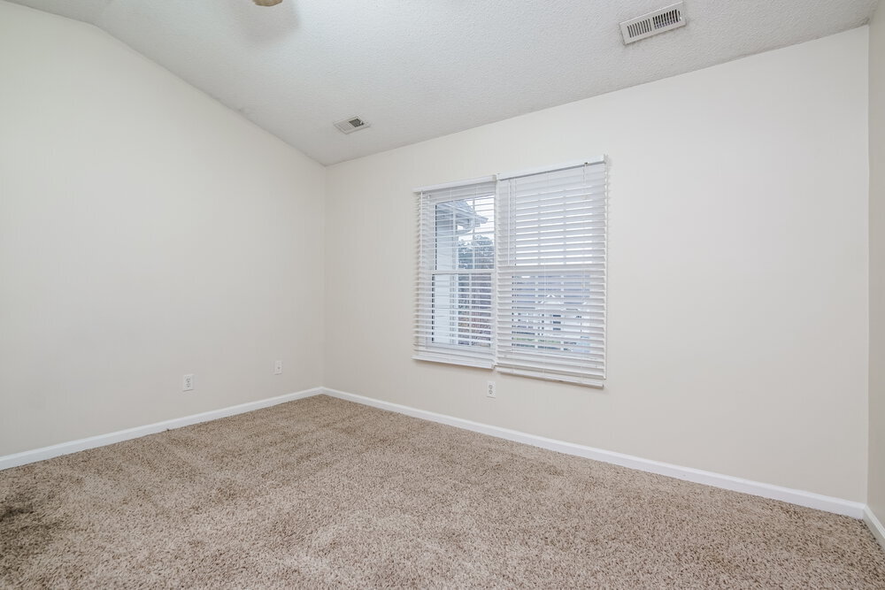 Building Photo - 813 Hanska Way