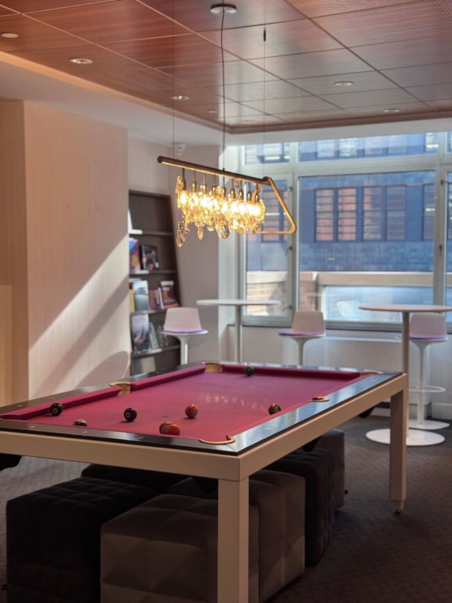 Building Photo - 350 W 43rd St