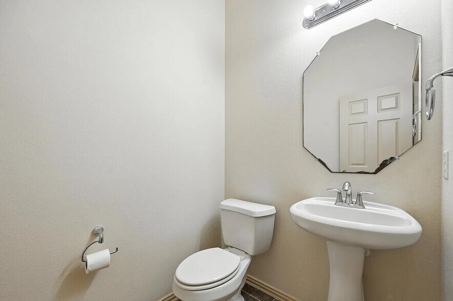 Building Photo - Room in House on Smoke Tree Dr